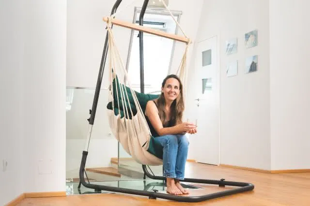 Frau in weichen grünen Hängesessel 