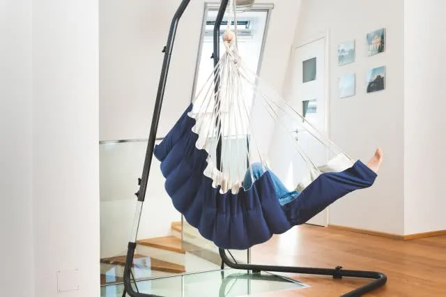 grosser blauer gefütterter Hängestuhl Fussablage ausgefahren