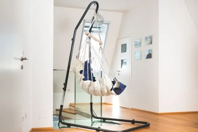 grosser blauer gefütterter Hängestuhl mit anthrazit Gestell