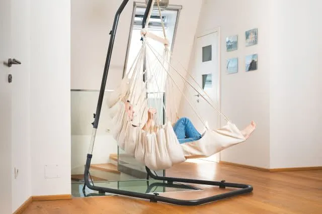 Gefütterter weisser Hängesessel mit Fussablage