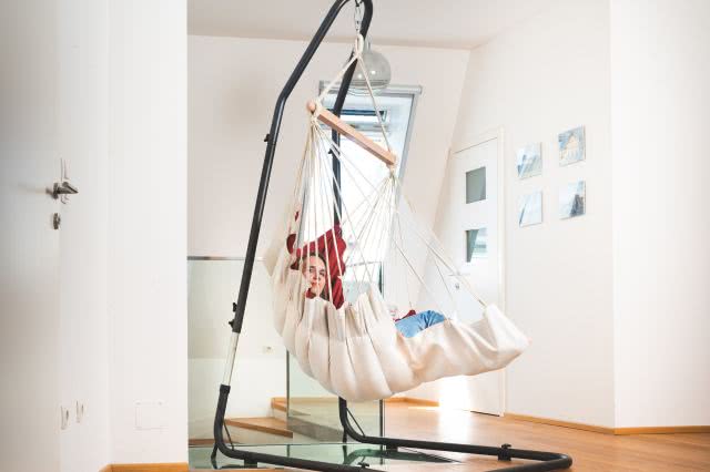 Gefütterter rot / weisser Hängestuhl mit Fussablage Gefütterter rot / weisser Hängestuhl mit Fussablage