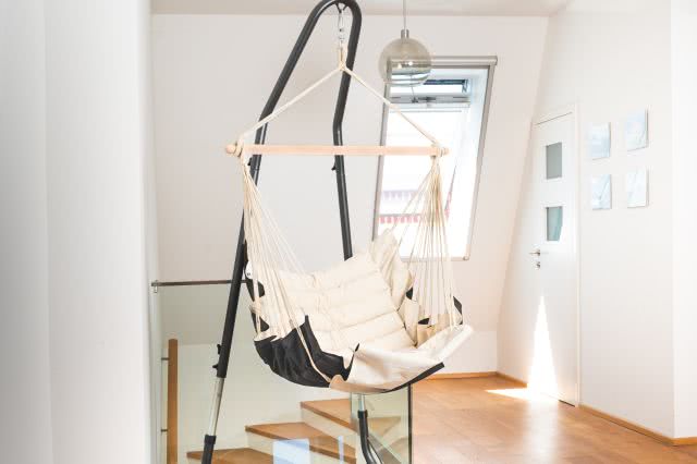 Sehr grosser weisser Gefütterter Hängestuhl mit anthrazit Gestell Sehr grosser weisser Gefütterter Hängestuhl mit anthrazit Gestell