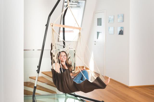 Hängesessel mit Gestell erdfarben mit Fussablage Hängesessel mit Gestell erdfarben mit Fussablage