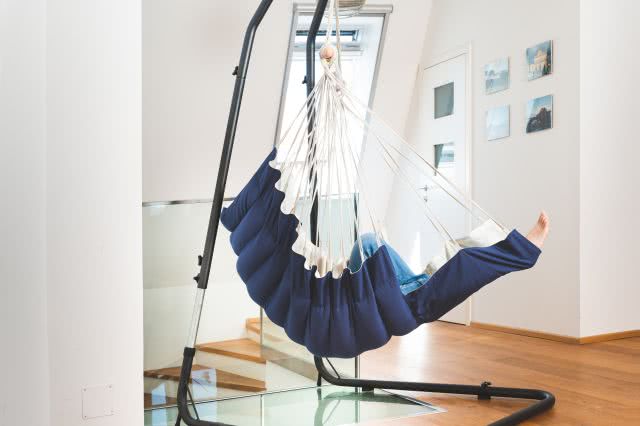 grosser blauer gefütterter Hängestuhl Fussablage ausgefahren grosser blauer gefütterter Hängestuhl Fussablage ausgefahren