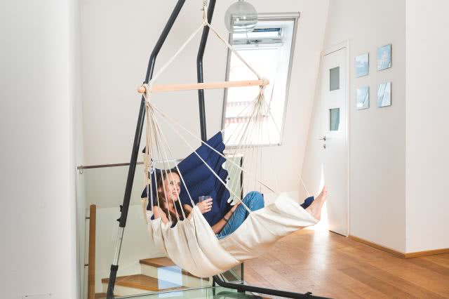 blauer gefütterter weicher Hängesessel zum lesen blauer gefütterter weicher Hängesessel zum lesen