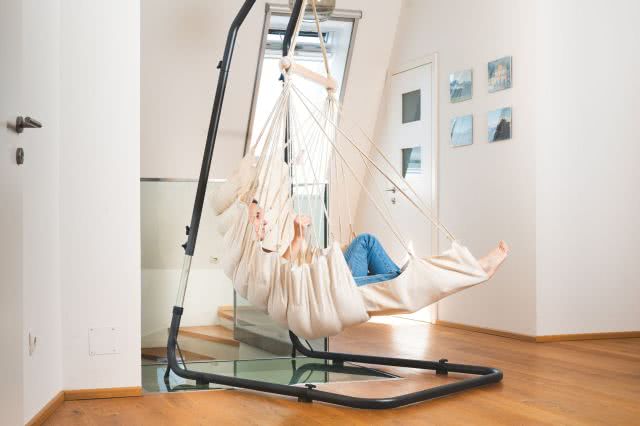 Gefütterter weisser Hängesessel mit Fussablage Gefütterter weisser Hängesessel mit Fussablage